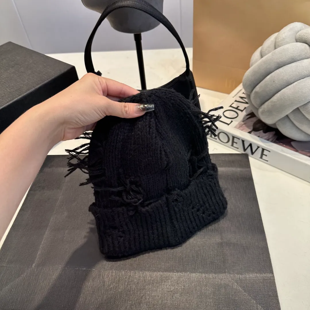 P60 Crow Heart Autumn and Winter Wool Knitted Beanie This must be the favorite of minimalism. It is clean, neat, fashionable and versatile, and will definitely not be picky about your face shape! A fashionable classic that lasts forever! Fashionable black and white can be purchased together